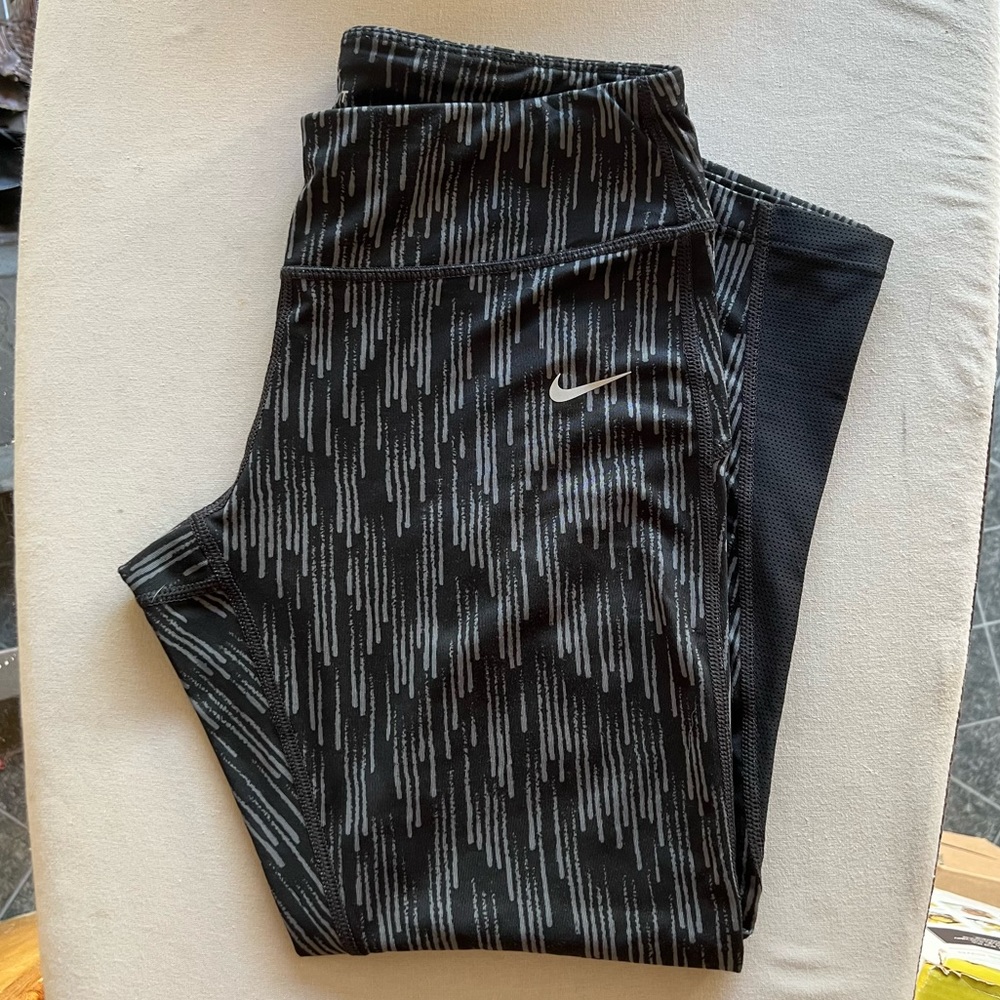 ✨DONATED✨ // Nike crop leggings